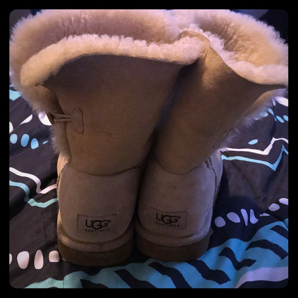 Uggs Womens 8 cream white